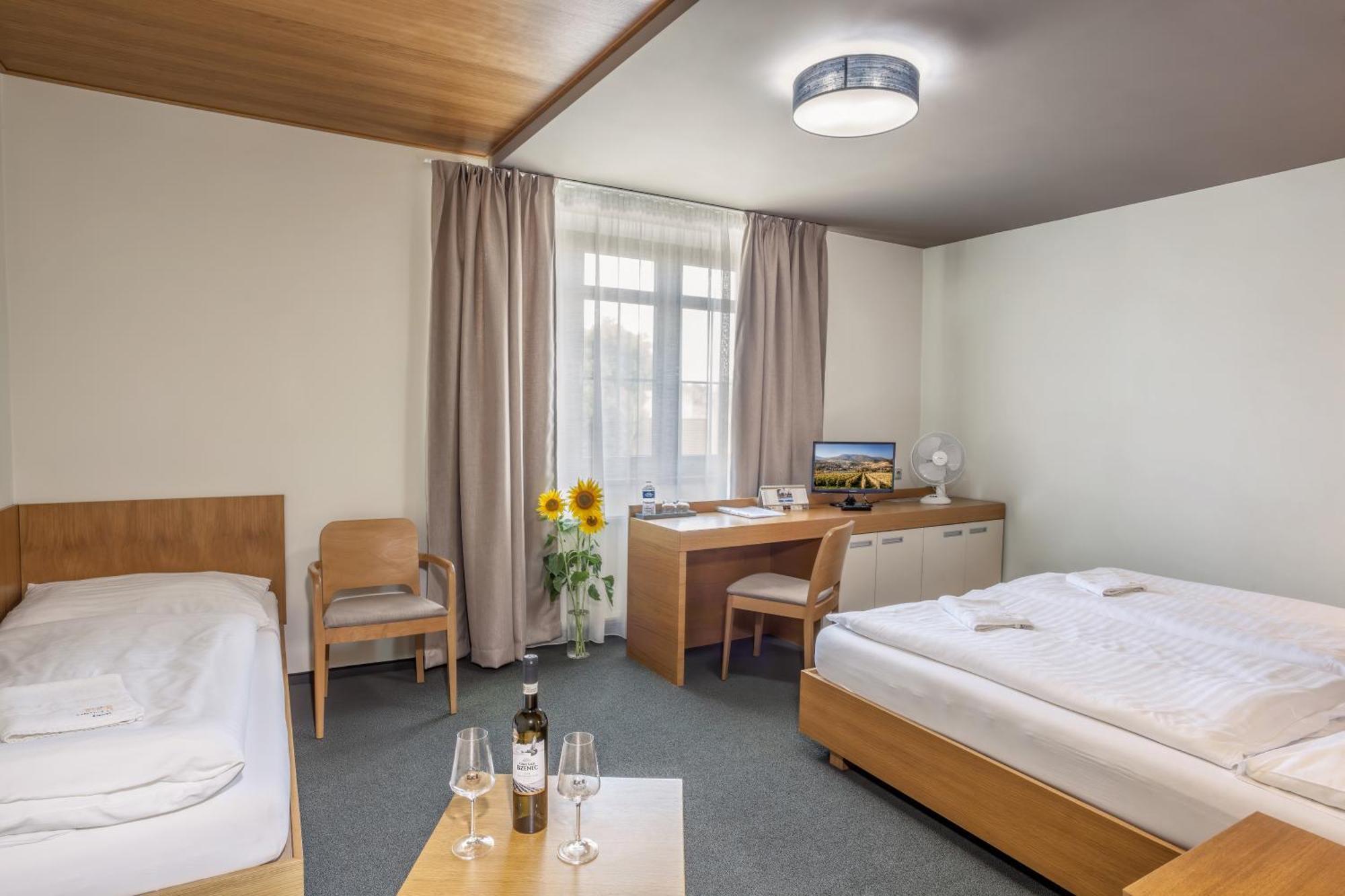 Hotel Lidovy Dum Bzenec Extérieur photo
