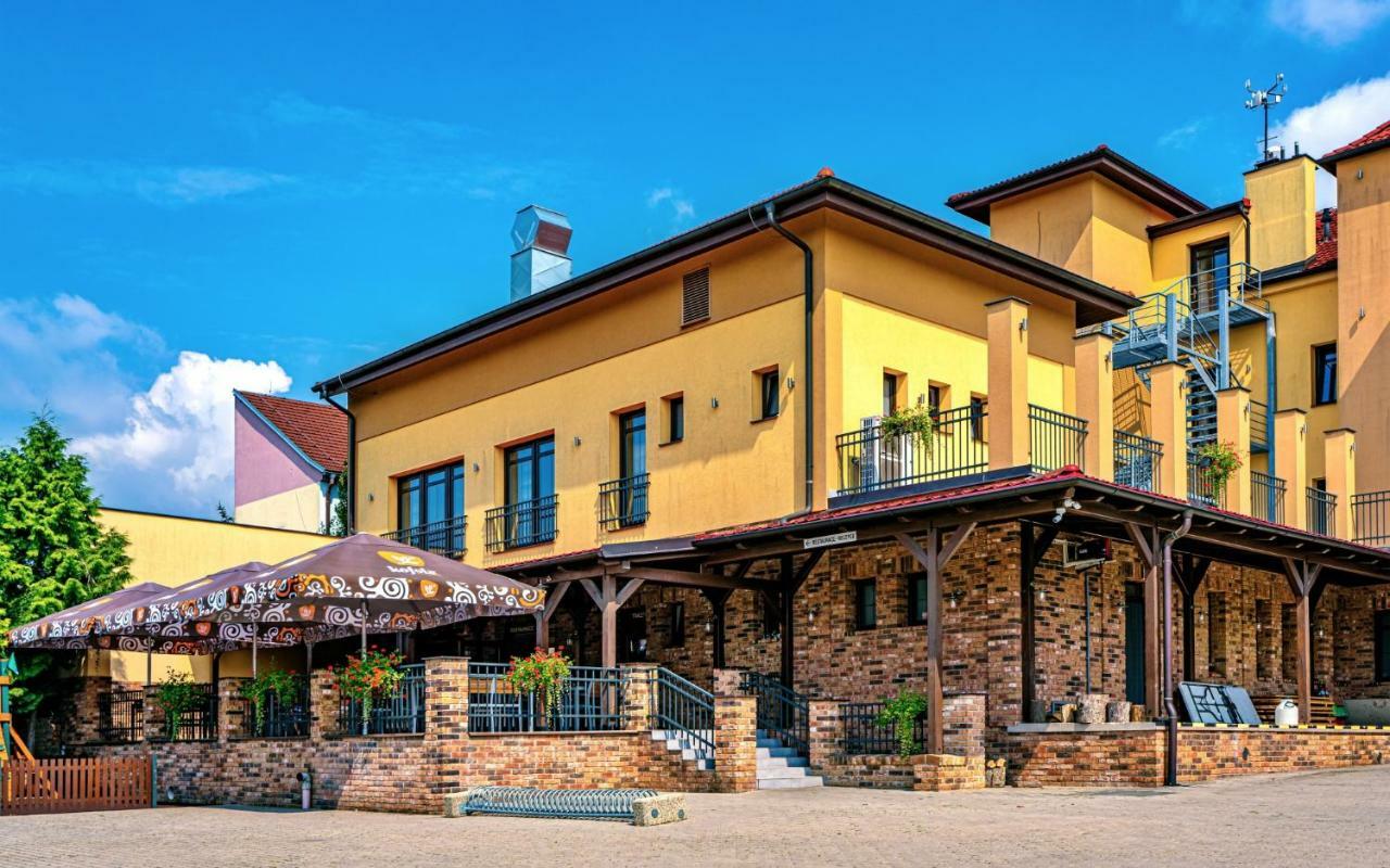 Hotel Lidovy Dum Bzenec Extérieur photo